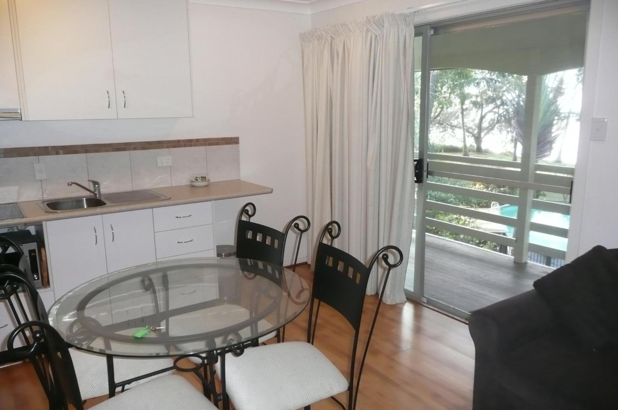 Beachside Holiday Units Боуэн Экстерьер фото
